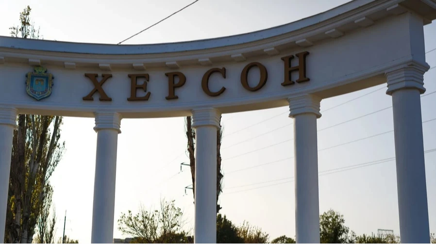 Хлібовоз із написом «ХЛІБ» після удару безпілотника в Центральному районі Херсона