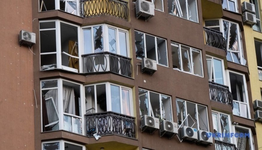 Пошкоджена станція метро «Лук'янівська» та зруйновані ракетним ударом житлові будинки у Шевченківському районі Києва