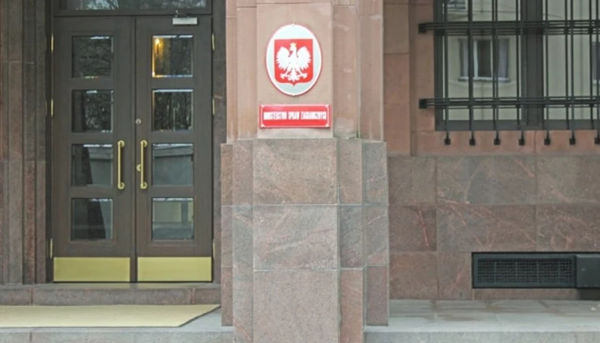Військові автомобілі проїжджають повз місце на полі у Люблінському воєводстві, де утворилася вирва від падіння російської