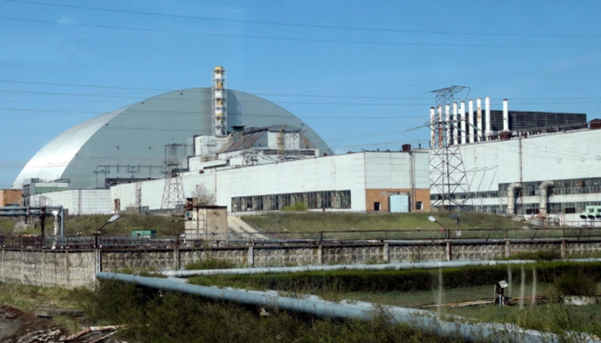 Делегація Німеччини оглядає арку Нового безпечного конфайнменту над четвертим енергоблоком Чорнобильської АЕС