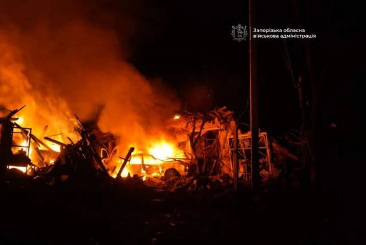 Прапор «Метінвесту» приспущений на знак жалоби на тлі металургійного комбінату «Запоріжсталь»