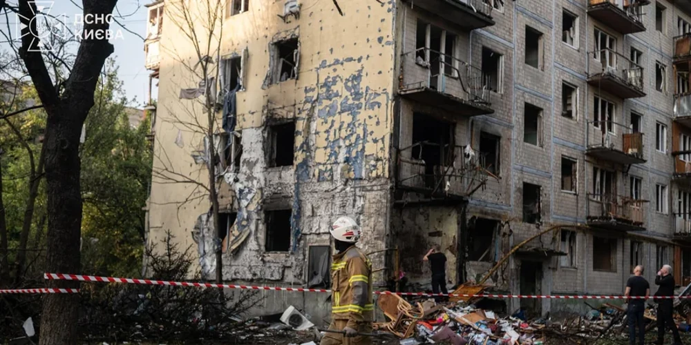 Рятувальники ліквідовують наслідки ударів у Дарницькому районі Києва після нічної атаки 1 серпня