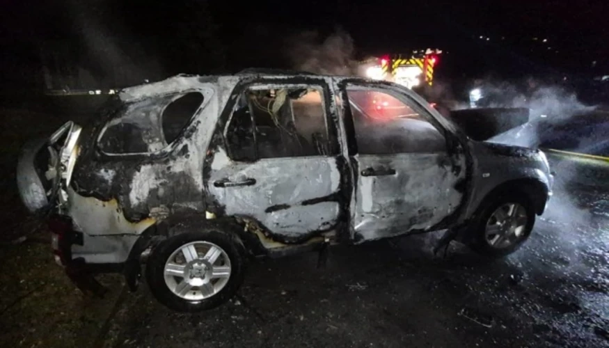 Цивільний автомобіль у Сумах, пошкоджений внаслідок влучання російського безпілотника, із ознаками загоряння.