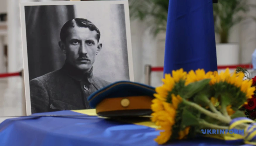 Домовина Євгена Коновальця, вкрита жовто-синім прапором, у Патріаршому соборі Воскресіння Христового УГКЦ під час панахиди 16