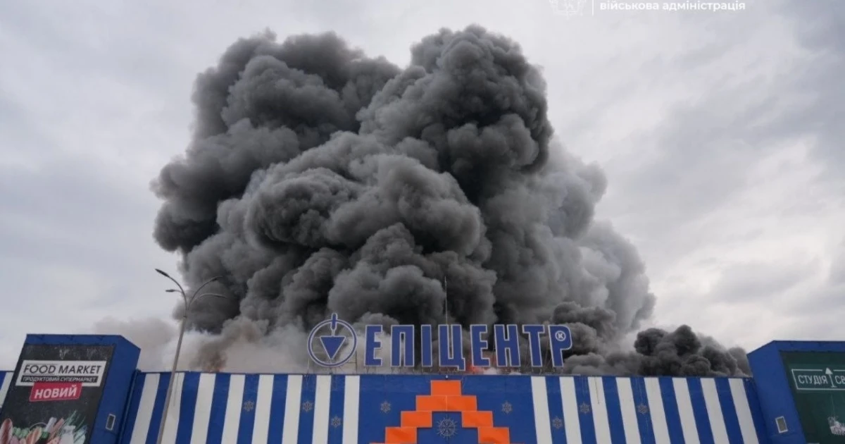Пошкоджена будівля торговельного центру «Епіцентр» у Запоріжжі після удару 28 серпня 2026 року, масштабна пожежа.