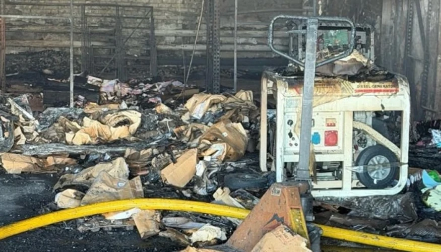 Рятувальники ДСНС ліквідовують пожежу на складі Фундації Олени Зеленської після атаки РФ у Києві