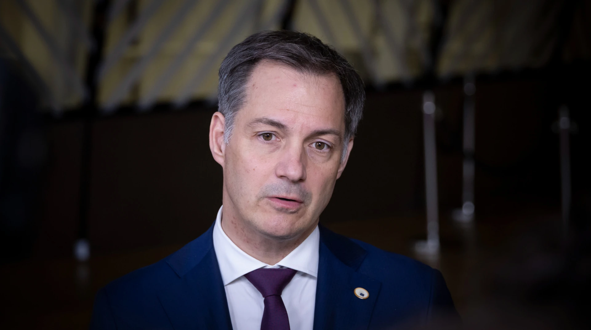Александер Де Кроо під час виступу в Україні на фоні пошкодженої енергетичної інфраструктури