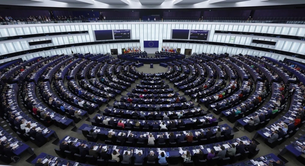 Будівля Європарламенту поряд із символічним зображенням заморожених суверенних активів Росії