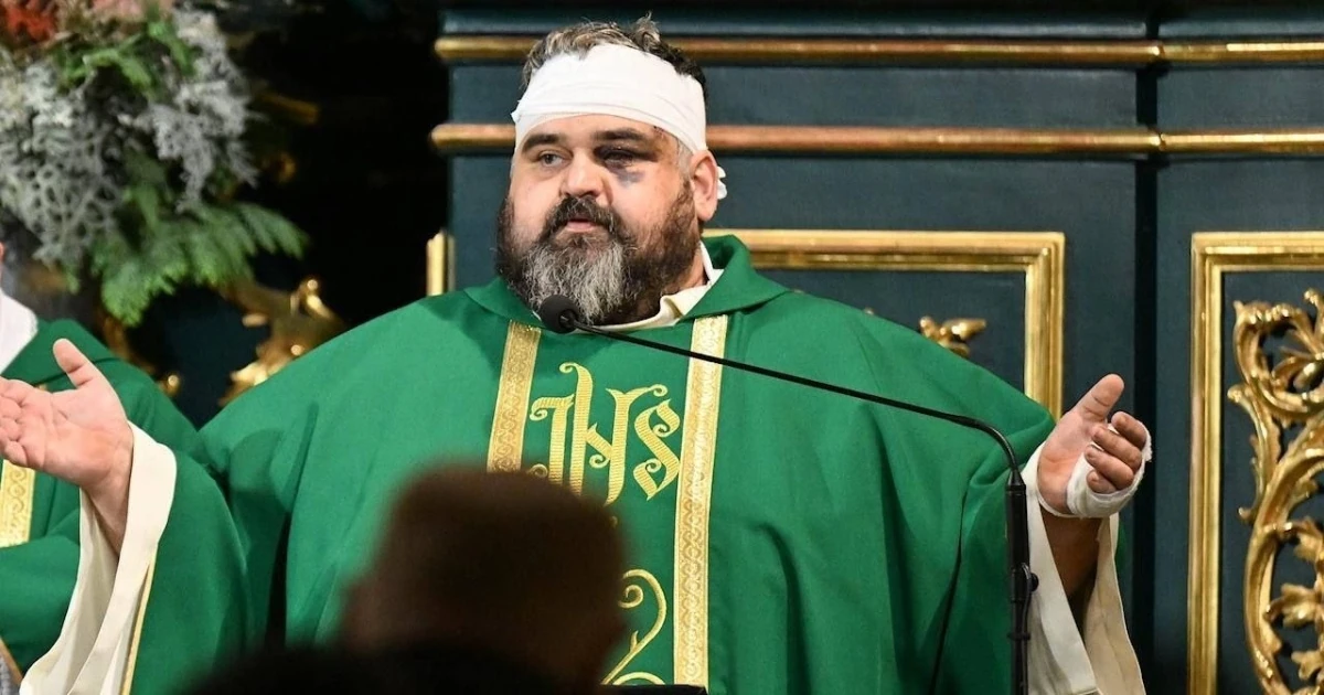 Священник Адріан у забинтованій голові та руці, з синцями на обличчі, під час проповіді в монастирі сестер-бенедиктинок у