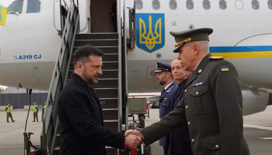 Володимир Зеленський сходить із трапа літака в Осло; скриншот із трансляції NRK
