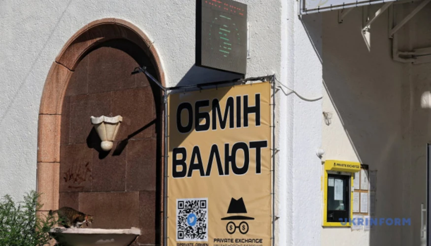 В обмінниках курс долара встановлено на рівні 45,04 грн за долар.