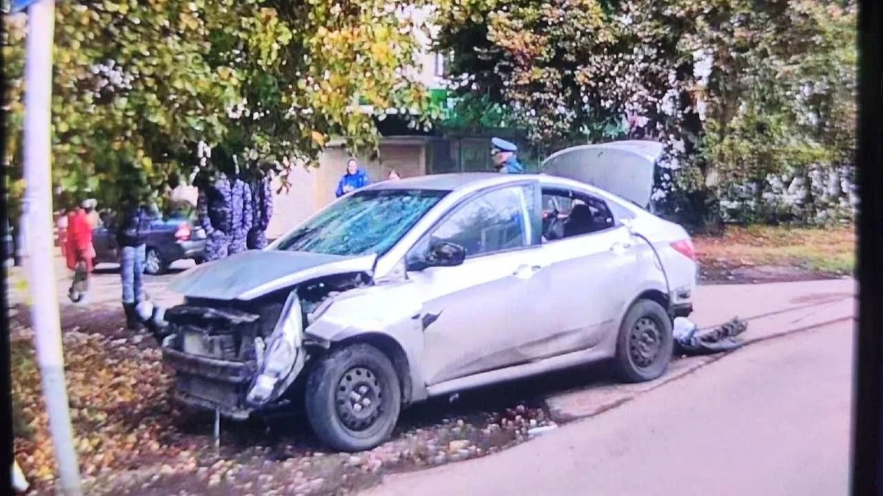 Пошкоджений автомобіль після вибуху в Новомосковську Тульської області