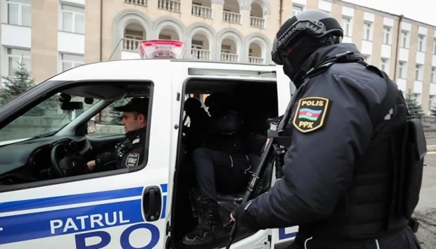 Співробітники поліції біля однієї зі шкіл Баку під час протестів 12 жовтня 2026 року (ілюстративне фото).
